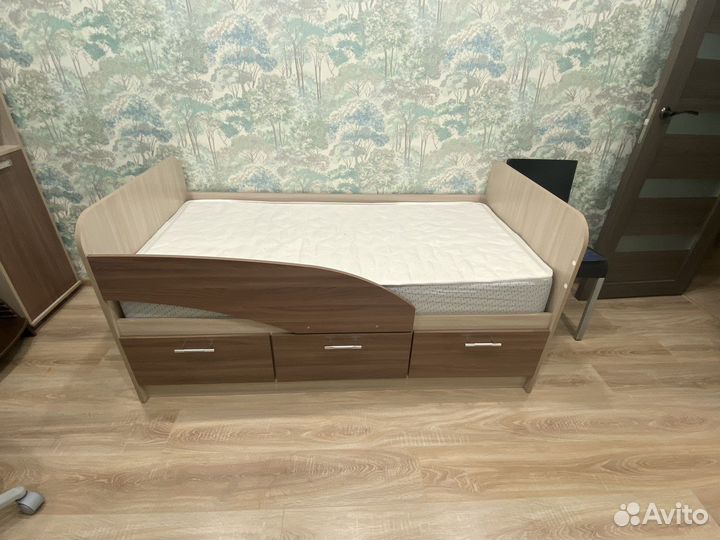 Детская кровать с матрасом