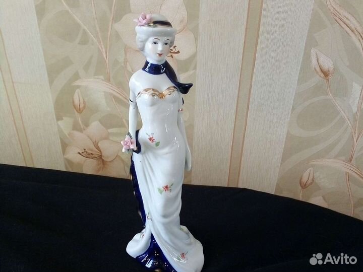 Фарфоровая Статуэтка Дамы ссср. Новая