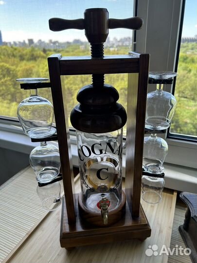 Декоративная стойка для коньяка с бокалами
