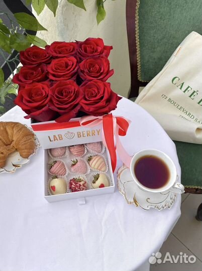 Клубника в шоколаде с цветами набор