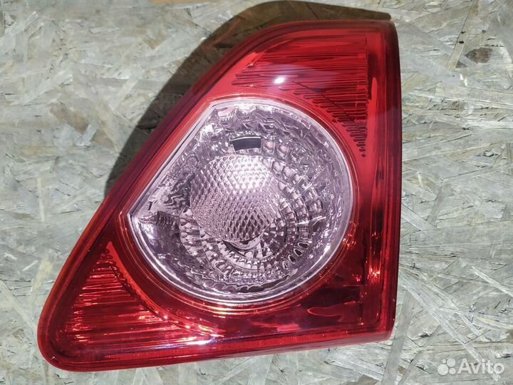 Фонарь задний внутренний toyota corolla 2006
