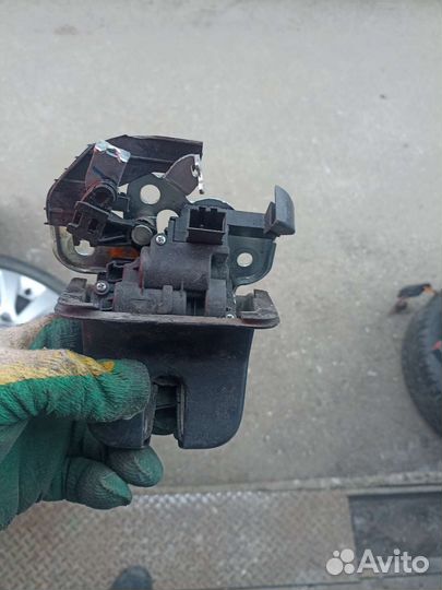 Volkswagen jetta 6 замок крышки багажника