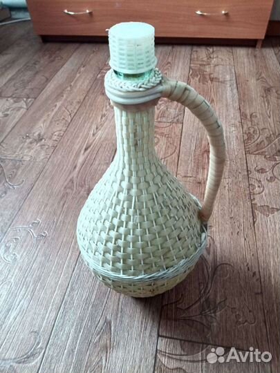 Бутыль стеклянная в оплётке. Вместимость 3,450