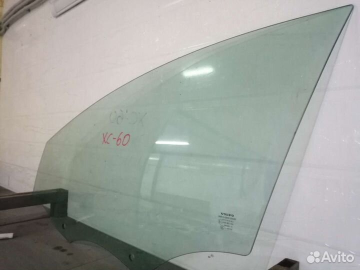 Стекло на левый передний дверь на Volvo Xc 60