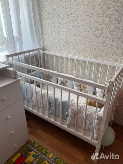 Детская кроватка с маятником