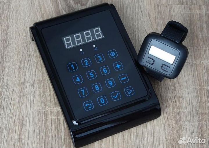 Пульт вызова официанта на кухню и часы официанта