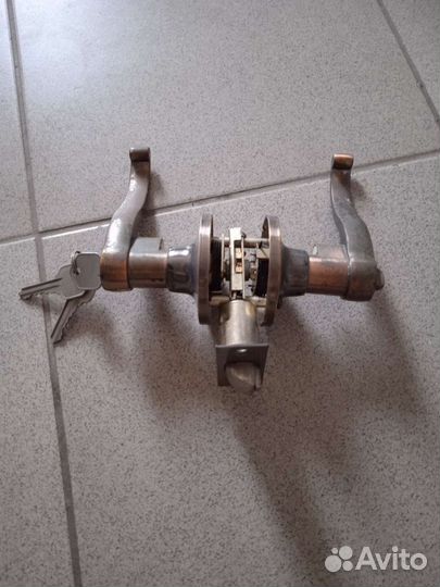 Замок дверной