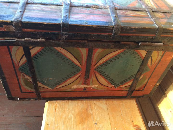 Сундук старинный