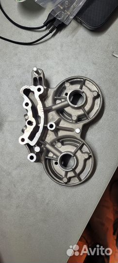 Кронштейн распредвалов 06K103144D