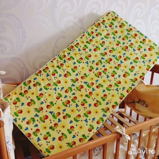 Детская кроватка с маятником и ящиком