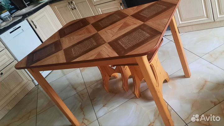 Стол и табуретки