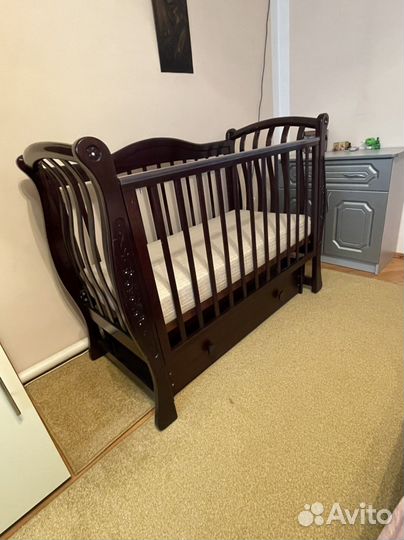 Детская кроватка с маятником и ящиком