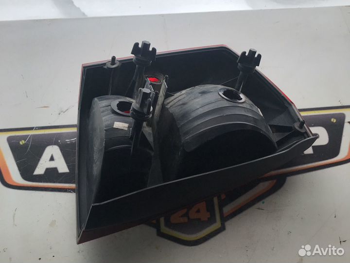 Фонарь задний правый Chrysler 300C 2004-2010г