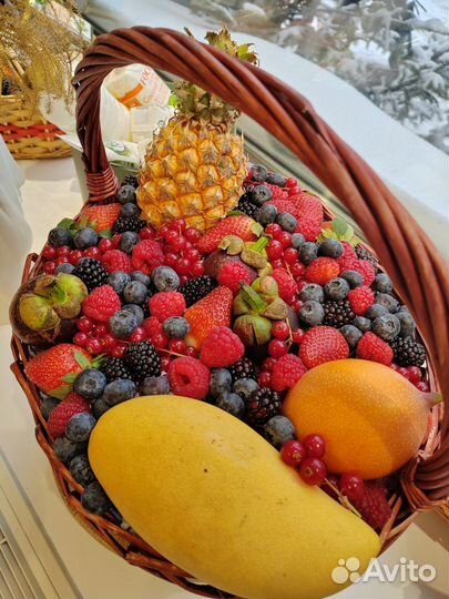 Корзина с экзотическими фруктами Таиланда