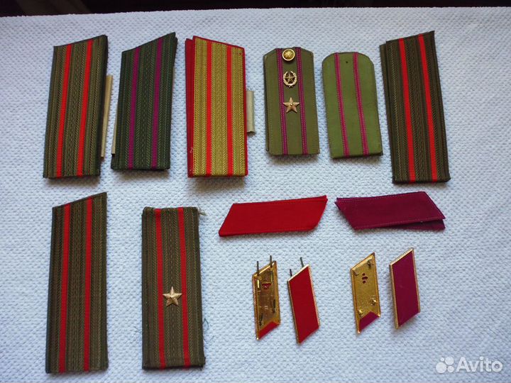 Фуражки,погоны,пуговицы сов.,ремни,гимнастер,брюки