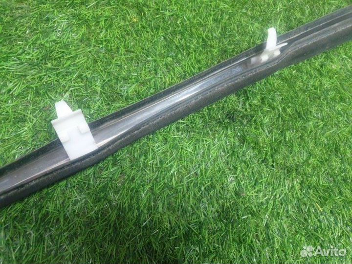 Молдинг стекла задний правый Nissan Bassara JTU30