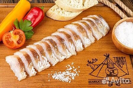 Нарезка из филе лососевых пород рыб слабосоленая