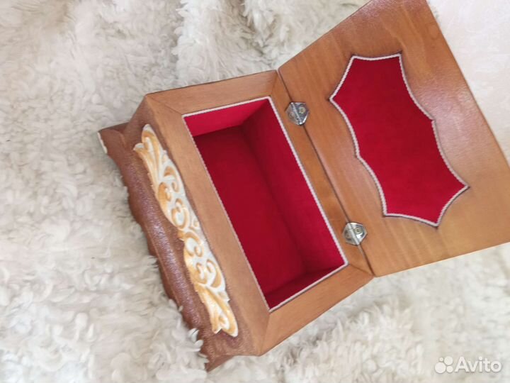 Деревянная шкатулка