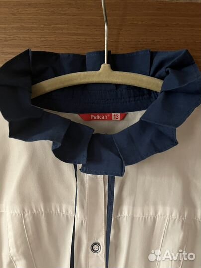 Блузка белая с синей окантовкой