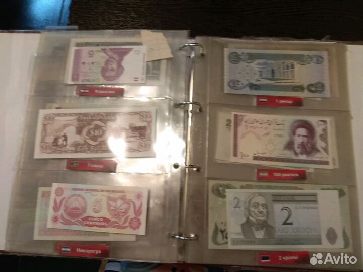 Две большие книги с коллекционными монетами