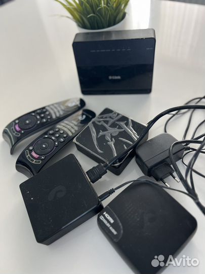 3 TV приставки, 2 пульта и роутер