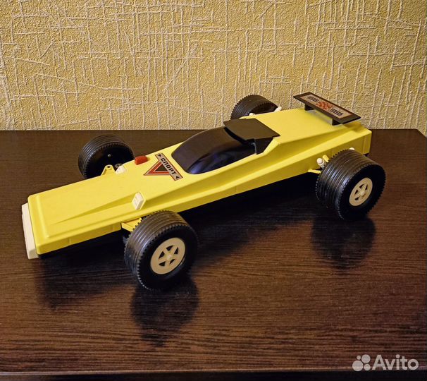 Гоночная машина на радиоуправлении