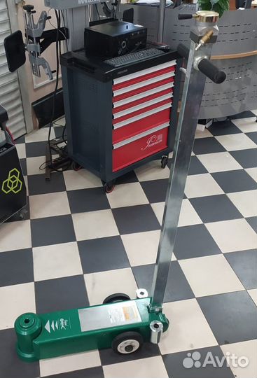 Домкрат подкатной пневмогидравлический Compac AV20