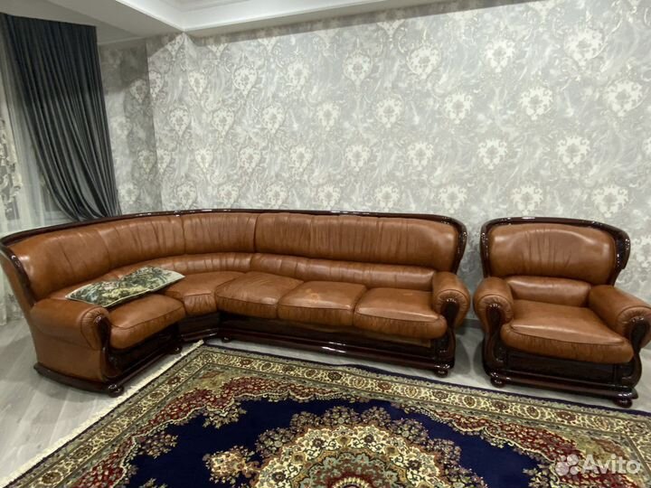 Продаю кожаный диван с креслом