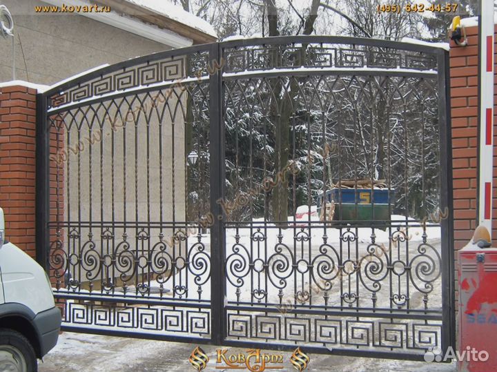 Распашные кованые ворота с калиткой