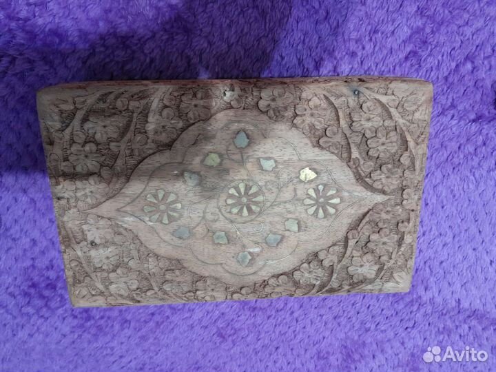 Деревянная шкатулка резная