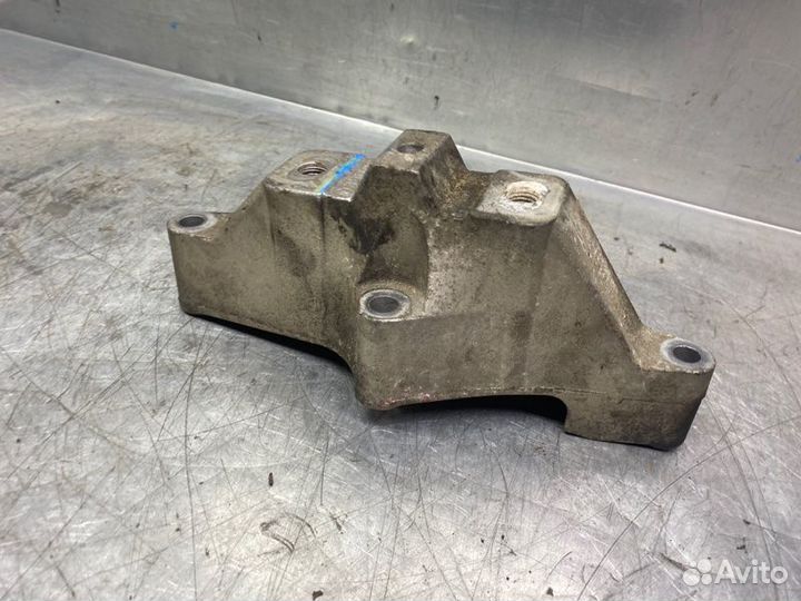 Кронштейн двигателя левый Volkswagen Bora