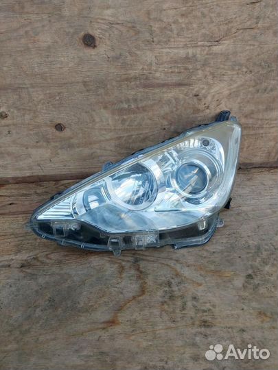 Фара левая Toyota Aqua NHP10 (2011 - 2014)