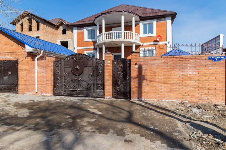 Коттедж 300 м² на участке 10 сот.