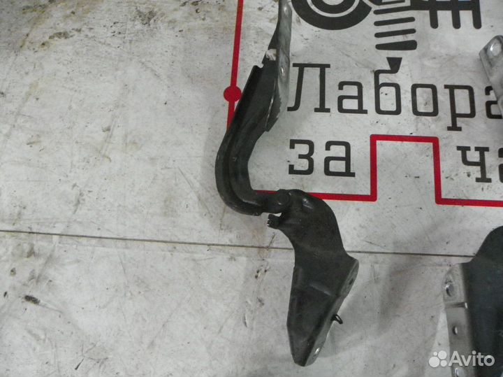 Петля капота Mitsubishi Outlander
