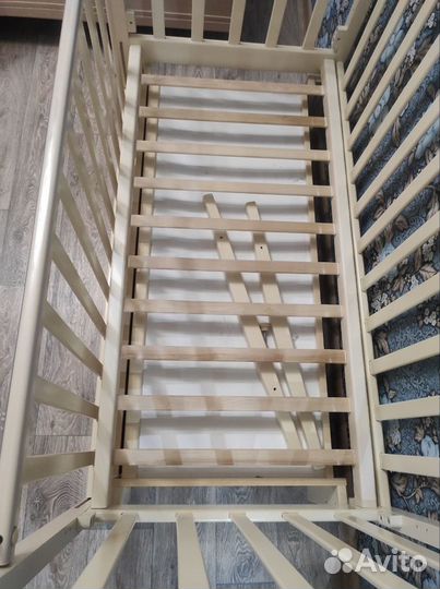 Детская кроватка с маятником и ящиком