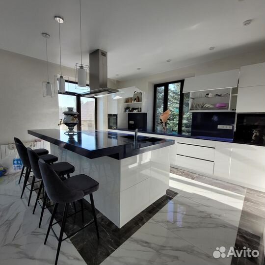 Кухня современном стиле с островом под ключ