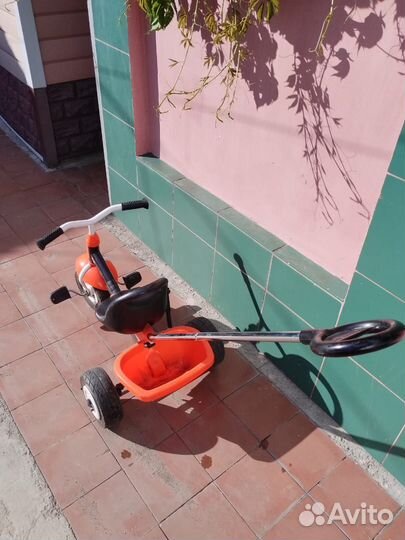 Трехколесный велосипед с ручкой