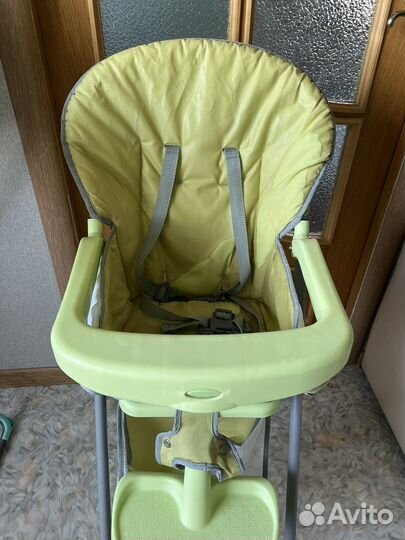 Стульчик для кормления с вещами
