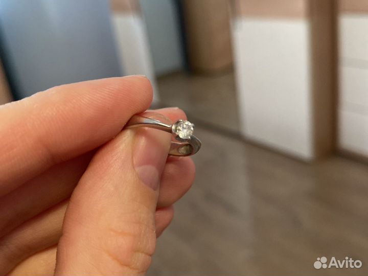 Кольцо с бриллиантом