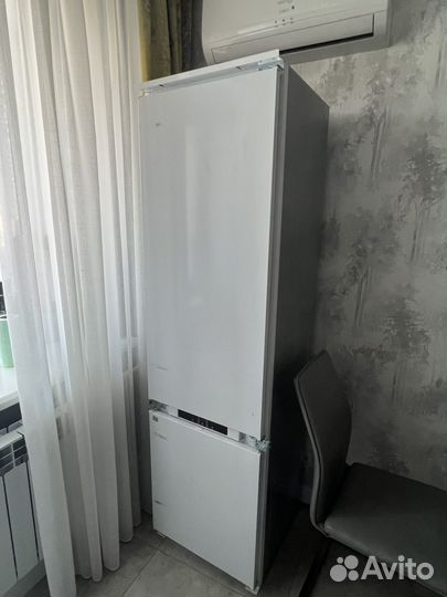 Встроенный холодильник