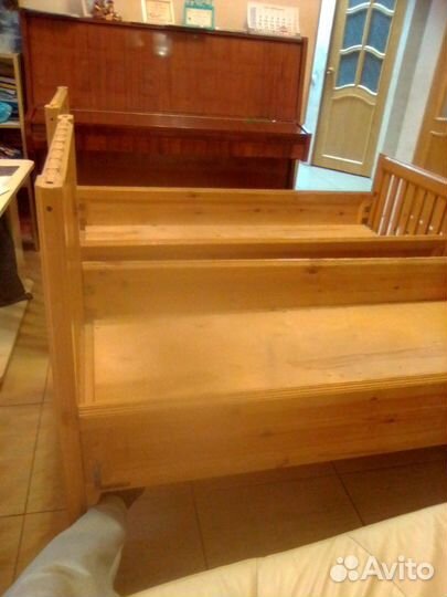 Две деревянные подростковые кровати ручной работы