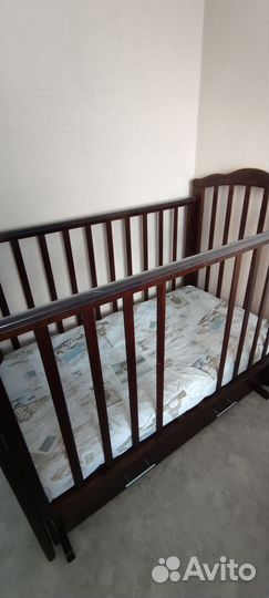 Детская кроватка с маятником и ящиком