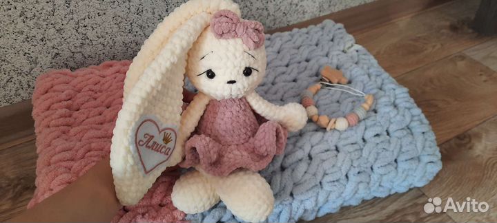 Зайка в платье. Игрушки вязаные с метрикой