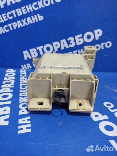 Блок предохранителей салона Toyota Camry 40 седан