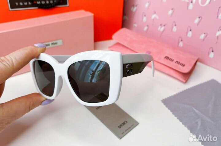 Солнцезащитные очки Miu Miu