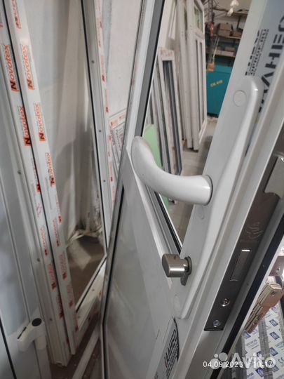 Дверь алюминиевая