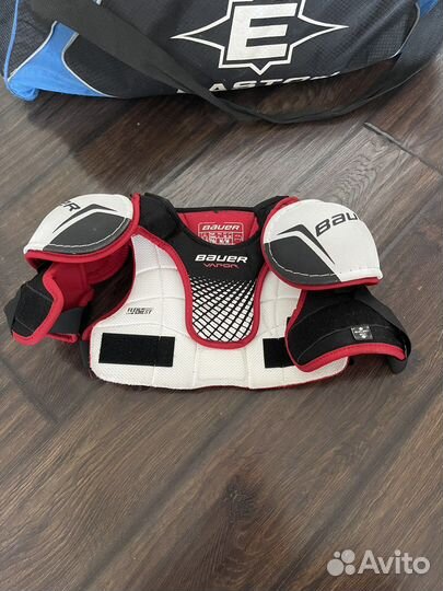 Хоккейный нагрудник, шорты, шлем, краги