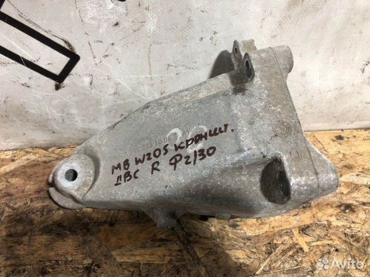 Кронштейн двигателя правый Mercedes-Benz C-Class