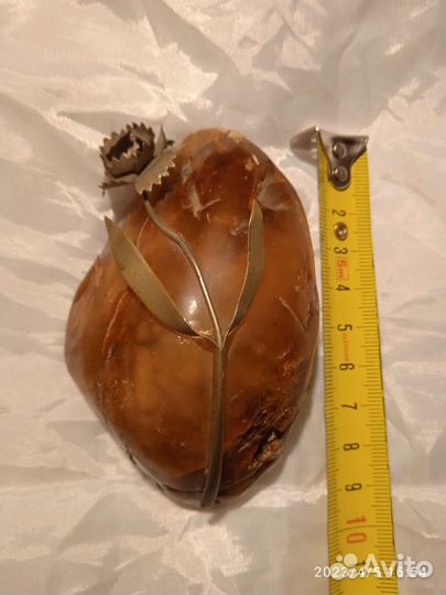 Янтарь с цветком
