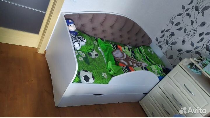 Кровать мягкой спинкой. Любые цвета